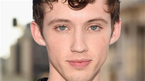 Troye Sivan Posts Text Convo About His Leaked Nudes